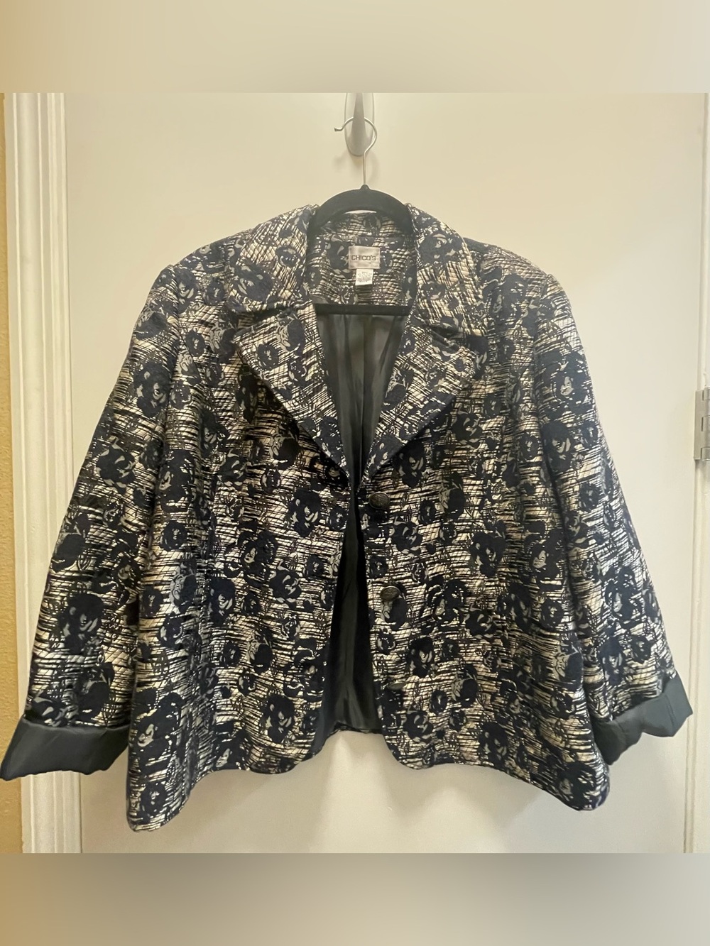 Chico’s Black & Cream Textured Floral Blazer – Size 3